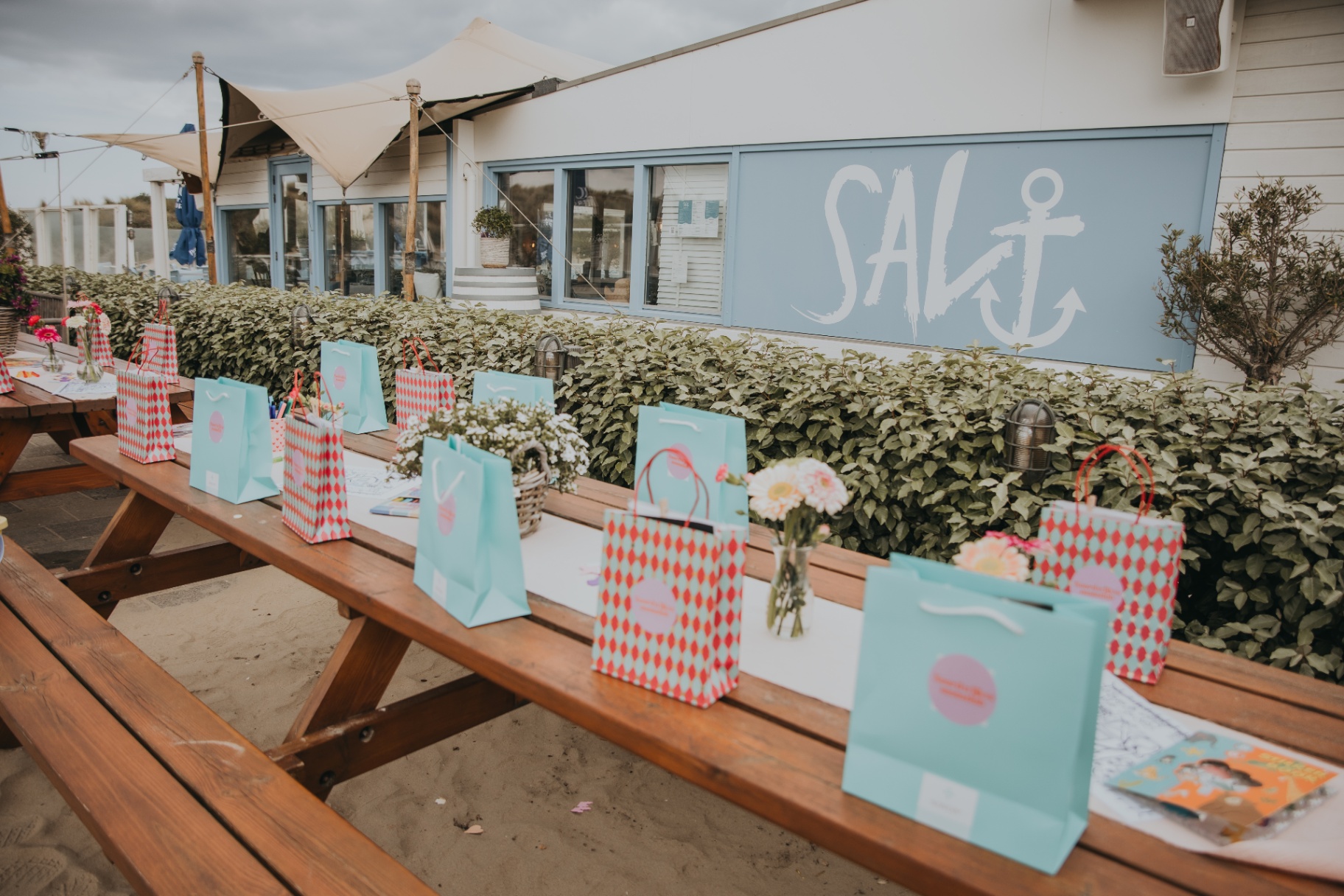 Picknicktafel op het strand bij Salt met goodiebags
