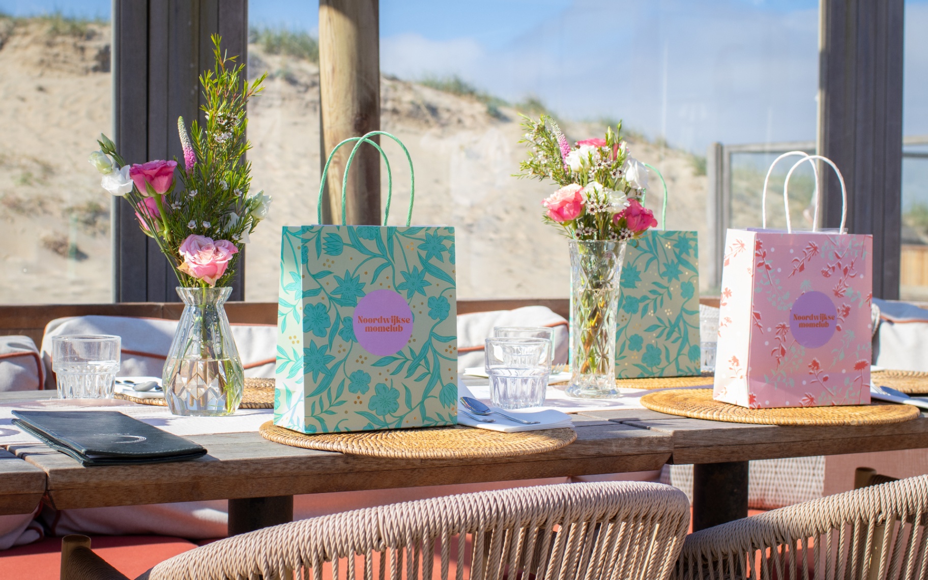 Gedekte tafel met goodiebags van de Momclub