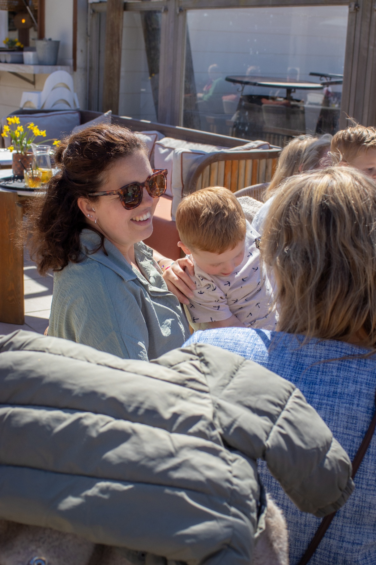 Mama's kletsen op het terras